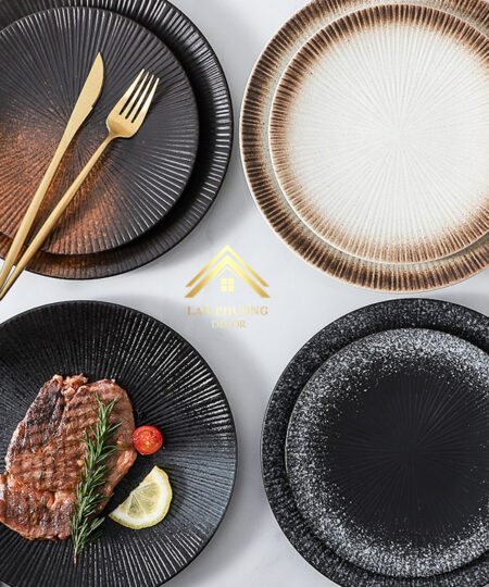 Japanese ceramic plates to hold food for restaurants and families